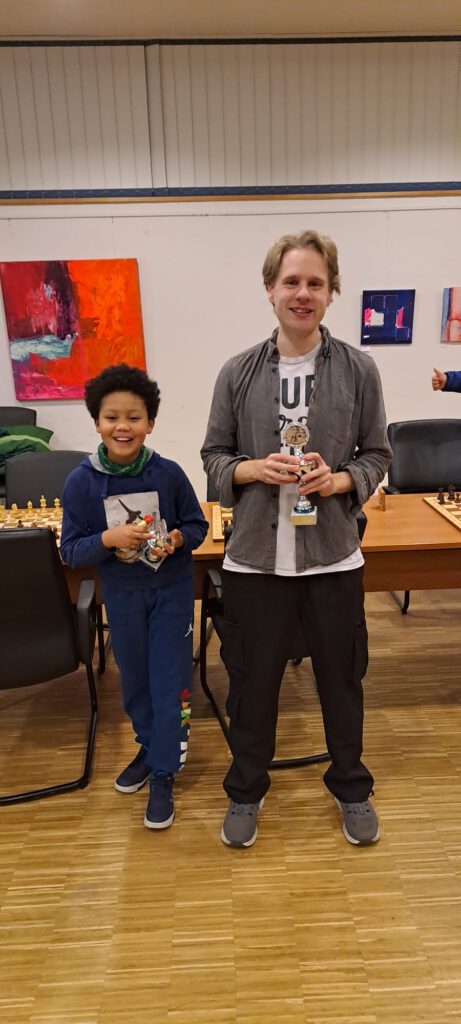 Die beiden Sieger der Blitzschach-Vereinsmeisterschaft: Toshi (links) und Dennis